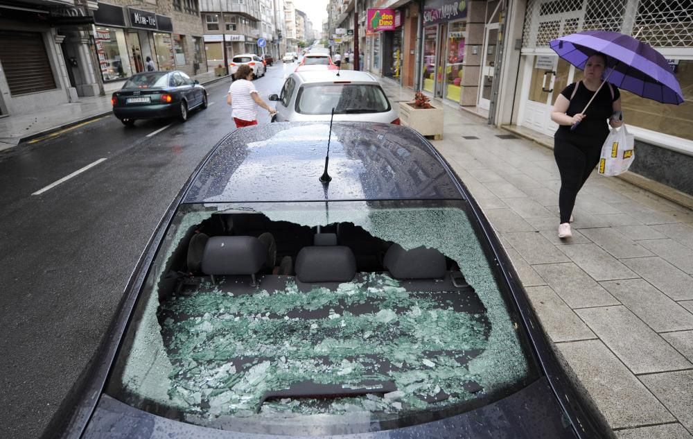 Una impresionante tromba de granizo deja un reguero de daños en Deza.