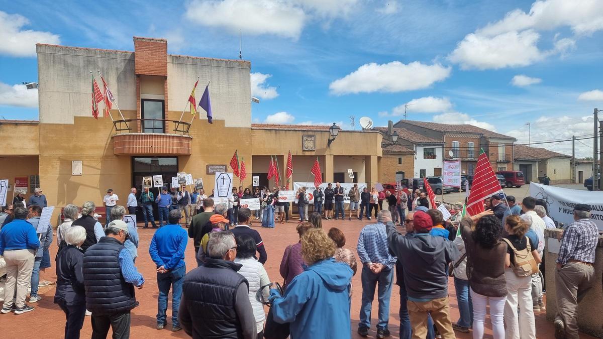 Manifestación contra las plantas de biogás en Villardondiego.