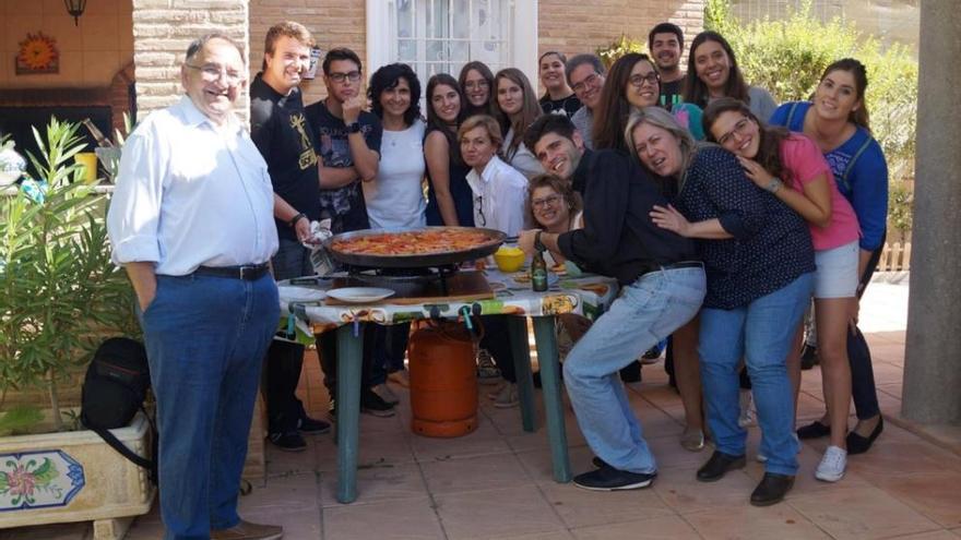 Don Ramón (izq) disfrutando de una jornada de convivencia con jóvenes de la parroquia de La Asunción