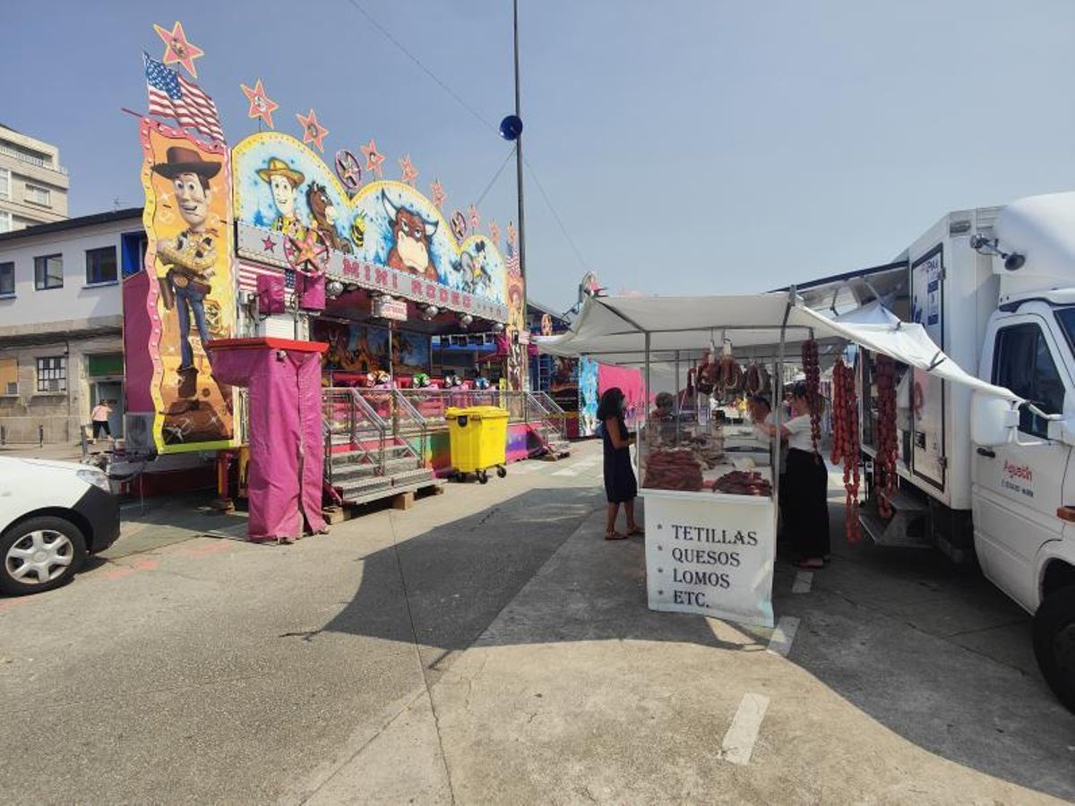 Las atracciones se instalaron mientras se celebraba el mercadillo de los viernes. | // GONZALO NÚÑEZ