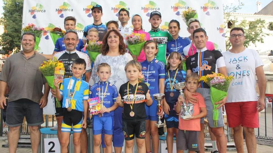 Los vencedores en las distintas categorías posan en el podio de Algaida tras la entrega de trofeos.