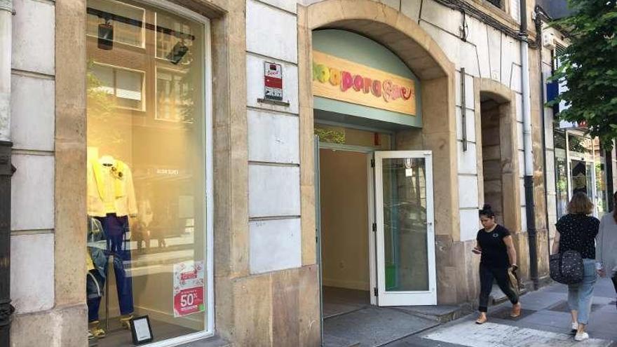 Imagen de la tienda de ropa de Cáritas en Gijón. // Cáritas