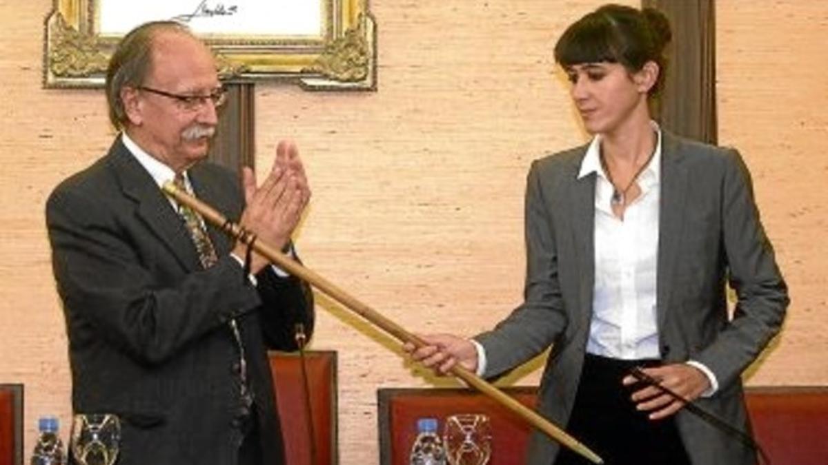 Núria Parlon recibe la vara de la alcaldía de manos de Joan Carles Mas en el pleno de investidura, ayer, en el Ayuntamiento de Santa Coloma.