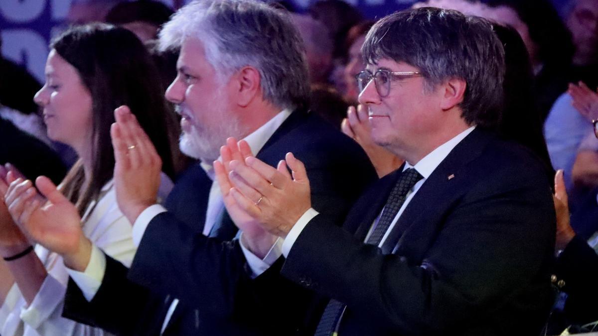 El candidato de Junts, Carles Puigdemont, junto al jefe de campaña y también candidato, Albert Batet