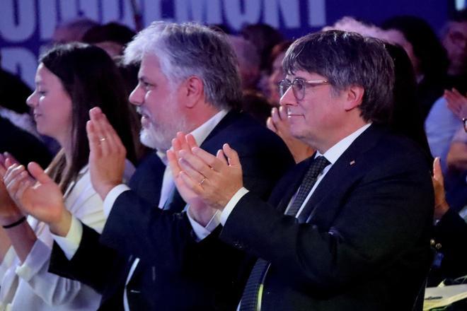 El candidato de Junts, Carles Puigdemont, junto al jefe de campaña y también candidato, Albert Batet