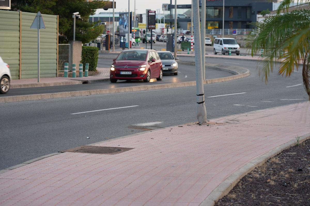 Farola en la que se ha empotrado el vehículo.