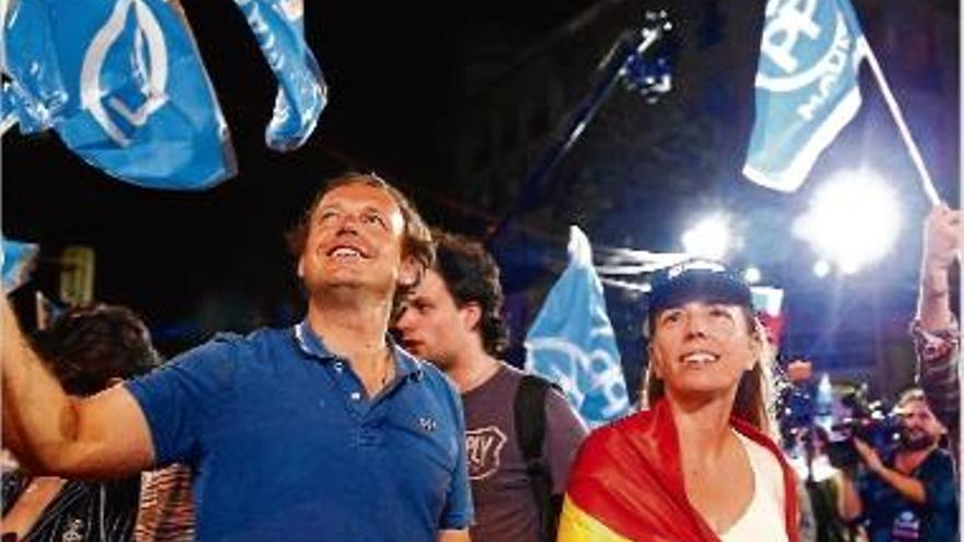 Simpatitzant del PP celebrant la victòria electoral.