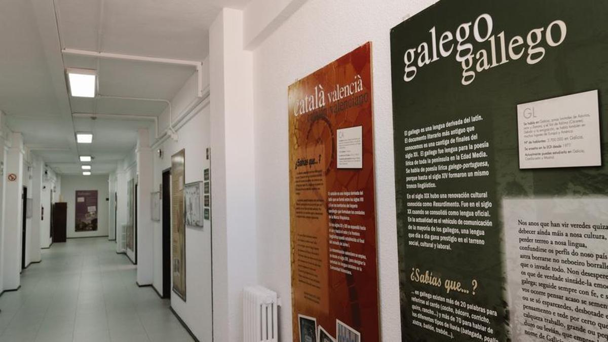 Los pasillos de la EOI están repletos de carteles informativos sobre el catalán, el gallego y el euskera.