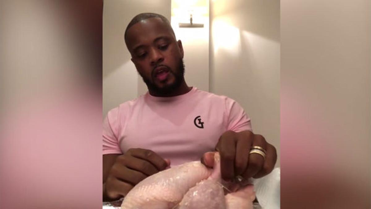 La sexual forma de Evra de divertirse con un pollo crudo