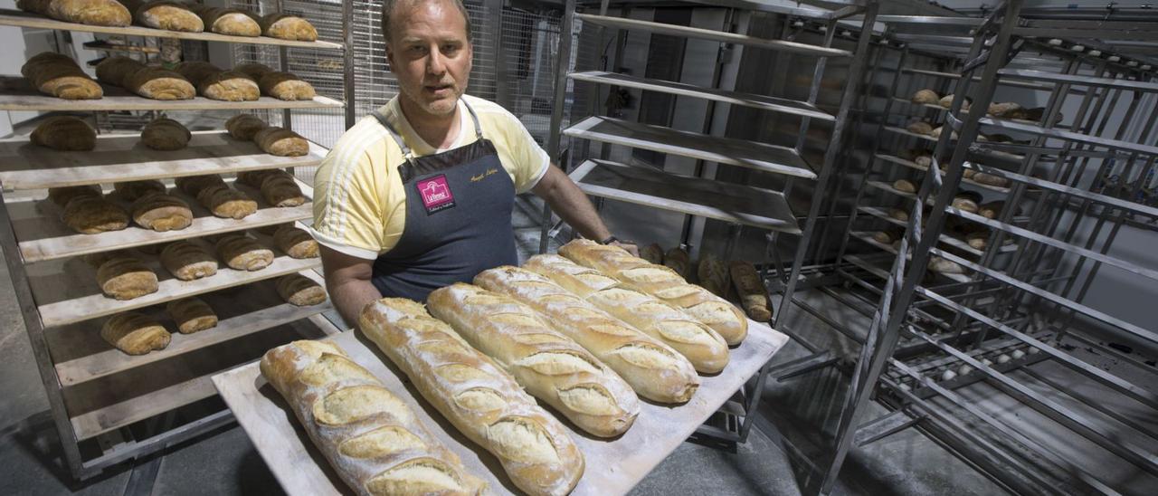 Ángel Luque, mostrando una bandeja de barras del pan.