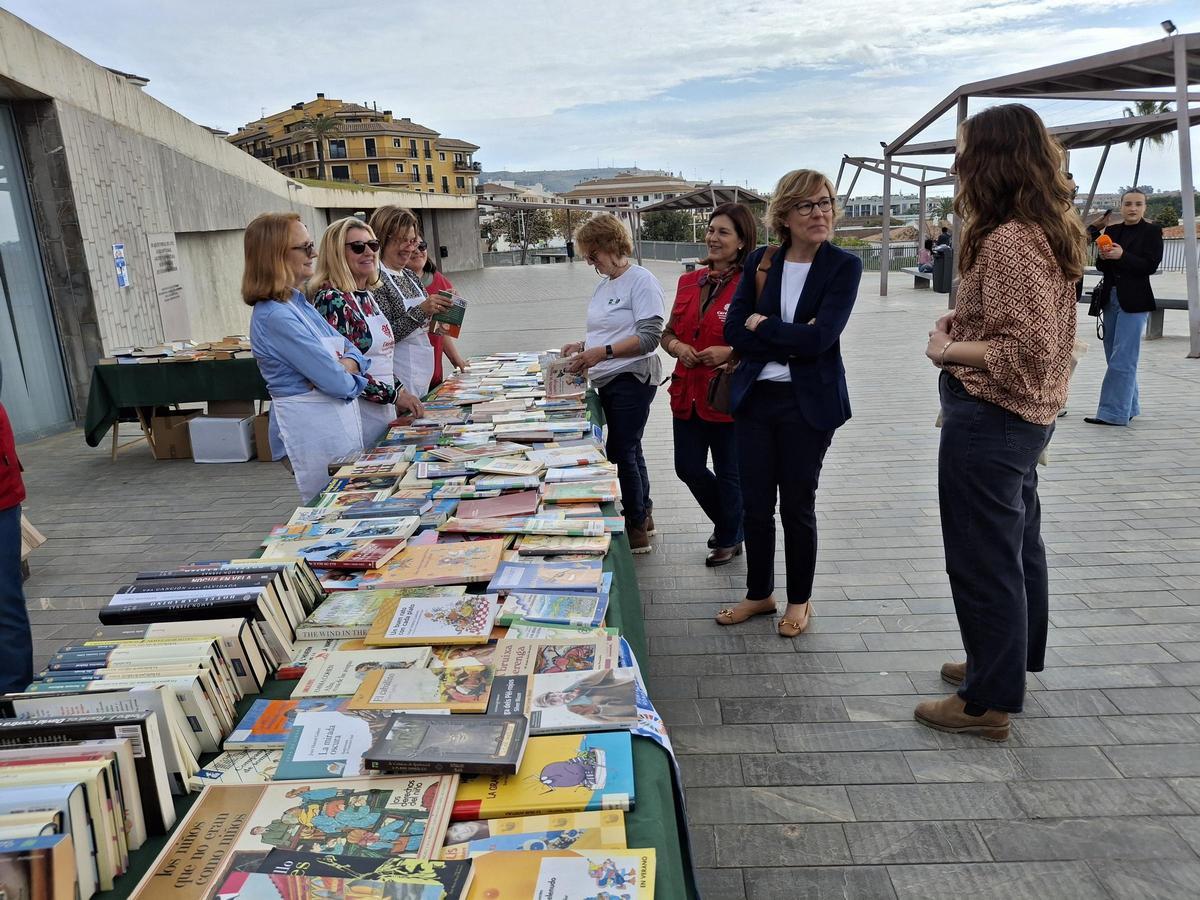 La alcaldesa de Xàbia ha acudido a la iniciativa "1 kilo x 1 libro"