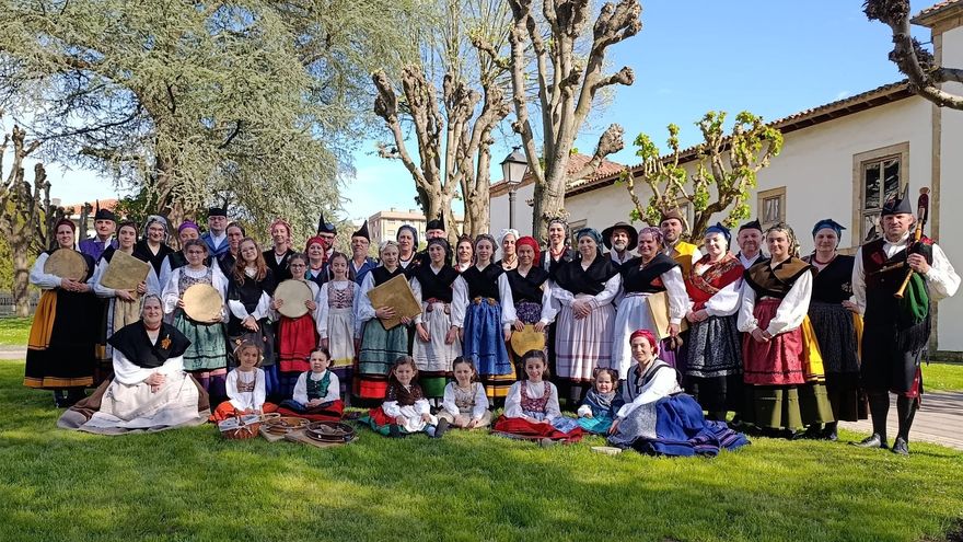 Miembros de El Ventolín durante su participación en la fiesta de los Güevos Pintos, el pasado mes de abril.