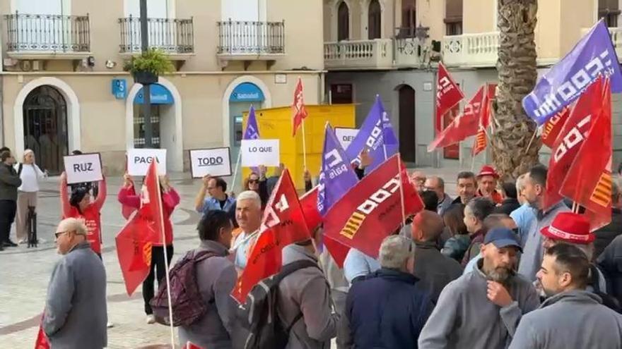 CC OO protesta por el retraso en el abono de horas extra en el Ayuntamiento de Elche: “Ruz paga todo lo que debes”