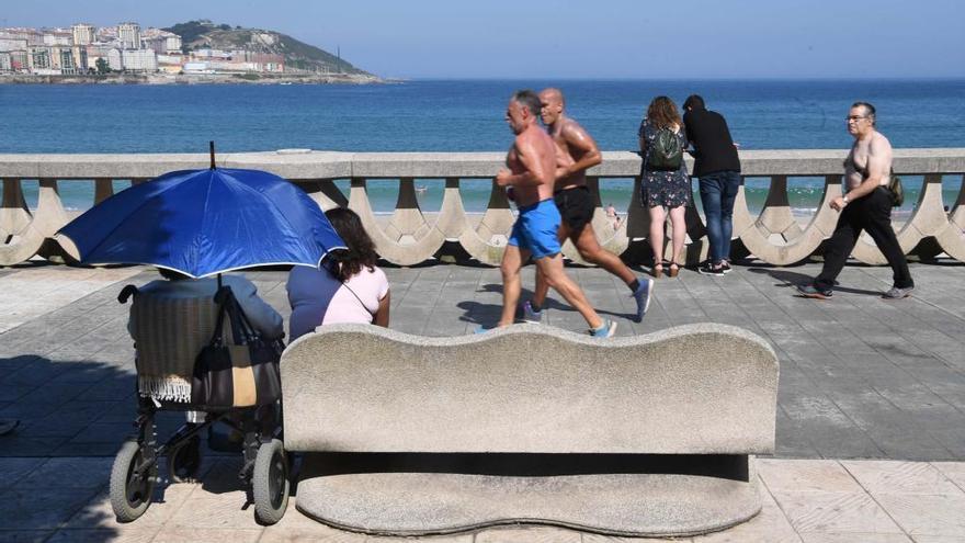 El paseo de A Coruña, concurrido un día soleado.