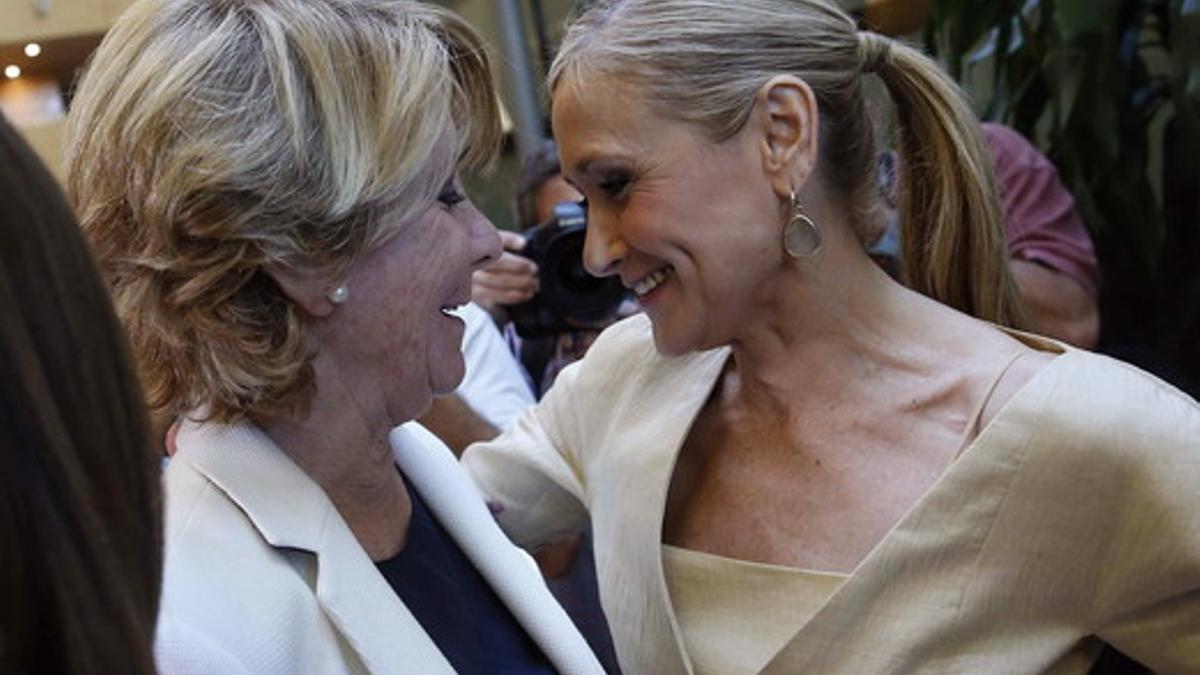 Esperanza Aguirre y Cristina Cifuentes charlan durante la primera jornada del pleno de investidura a la Presidencia de la Comunidad de Madrid.