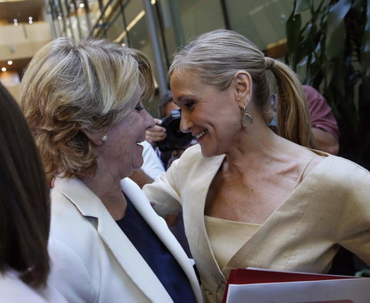 Esperanza Aguirre i Cristina Cifuentes parlen durant la primera jornada del ple d’investidura a la Presidència de la Comunitat de Madrid.