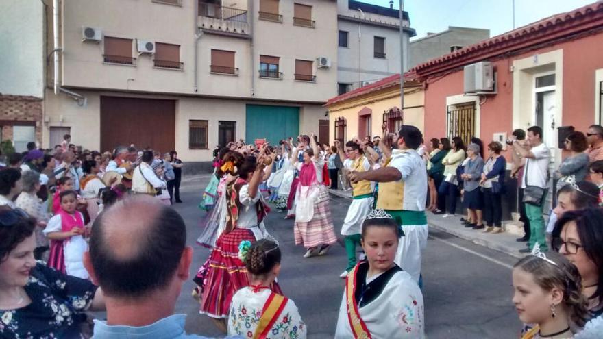 Los vecinos de Pliego contemplan con atención una de las actividades realizadas el año pasado.