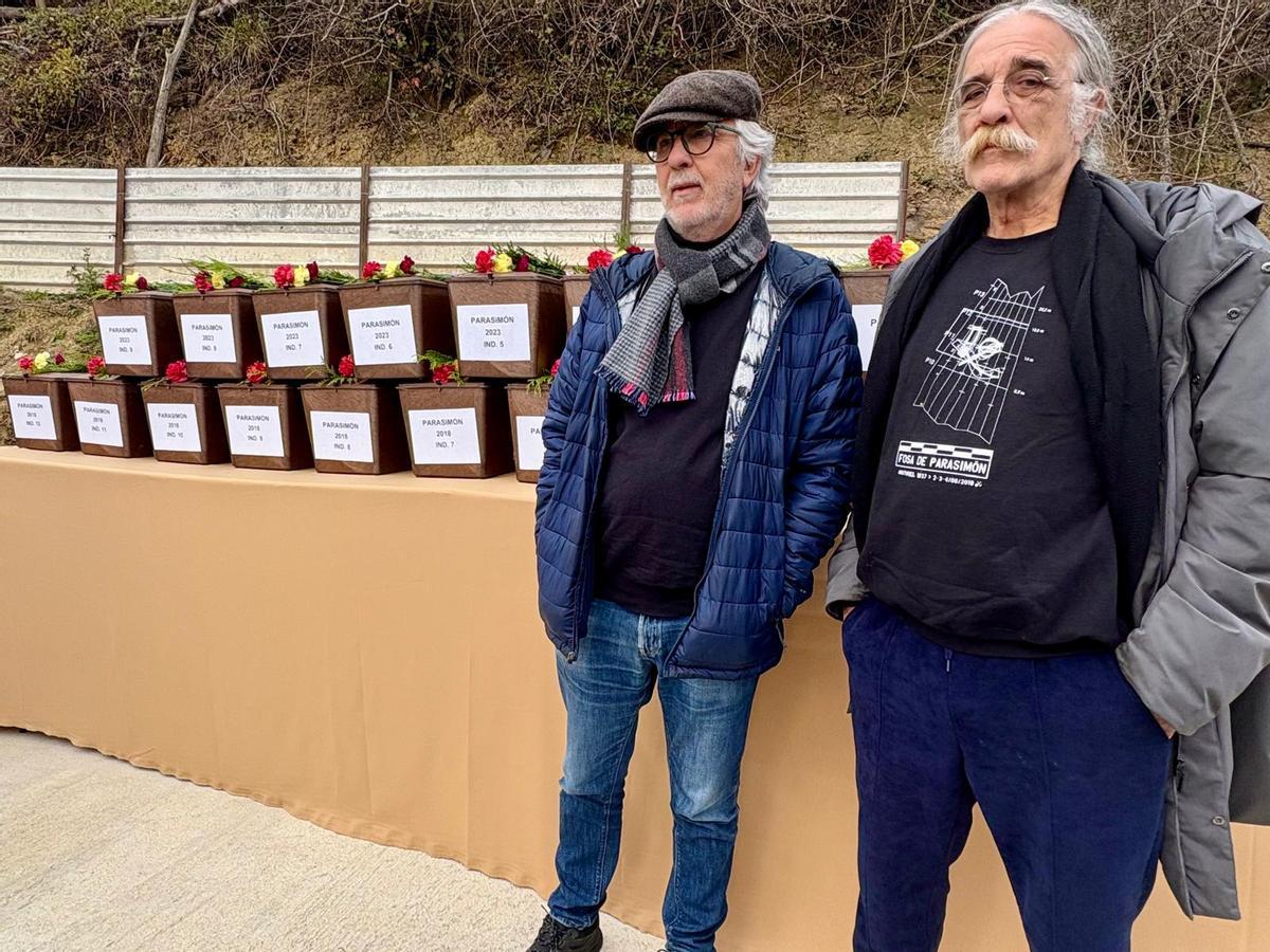 Toño y Luis Cienfuegos ante las cajas con los restos de los 21 hombres asesinados en Parasimón