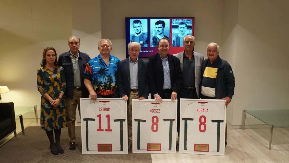 Zoltán Czibor, Sándor Kocsis y Laszi Kubala posan con las camisetas de la selección húngara que defendieron sus padres