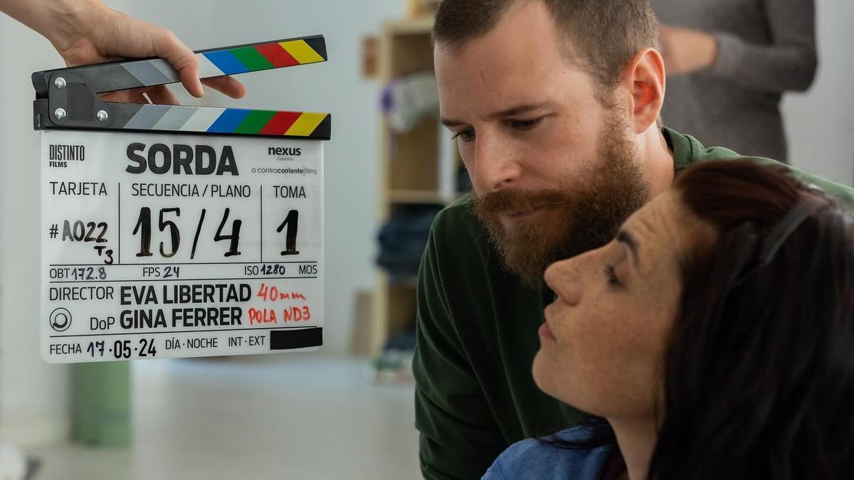 Álvaro Cervantes y Miriam Garlo, en el rodaje de 'Sorda'