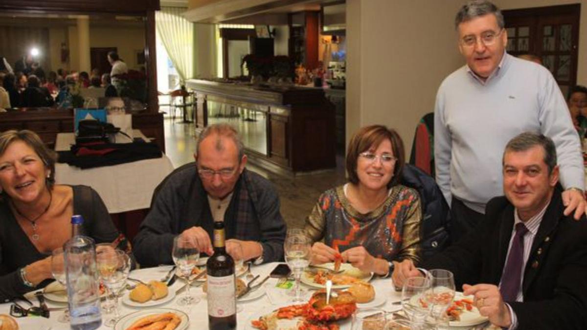 2013: la sede del Villa Juanita. Este es uno de los almuerzos de cada Gran Capítulo do Centolo Larpeiro. Se celebraron durante muchos años en el restaurante Villa Juanita, hasta que la masiva afluencia de comensales hizo que se quedara pequeño.