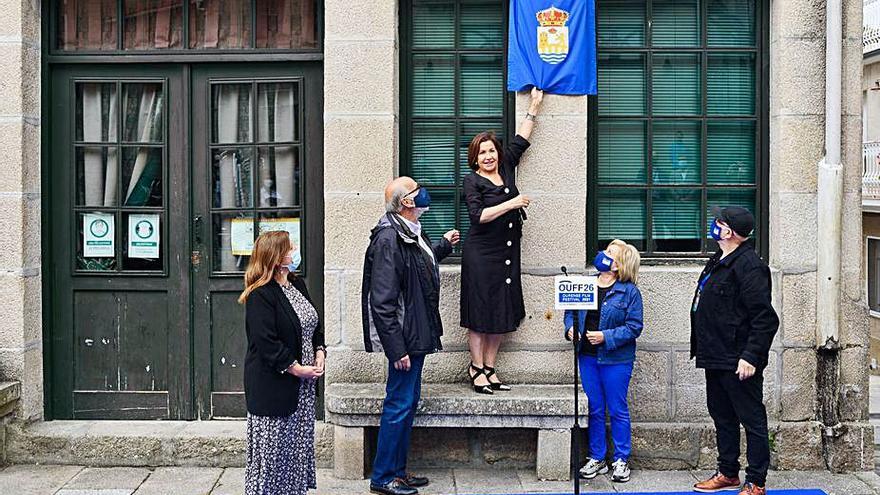 La actriz Uxía Blanco, descubriendo la placa.   | // FDV