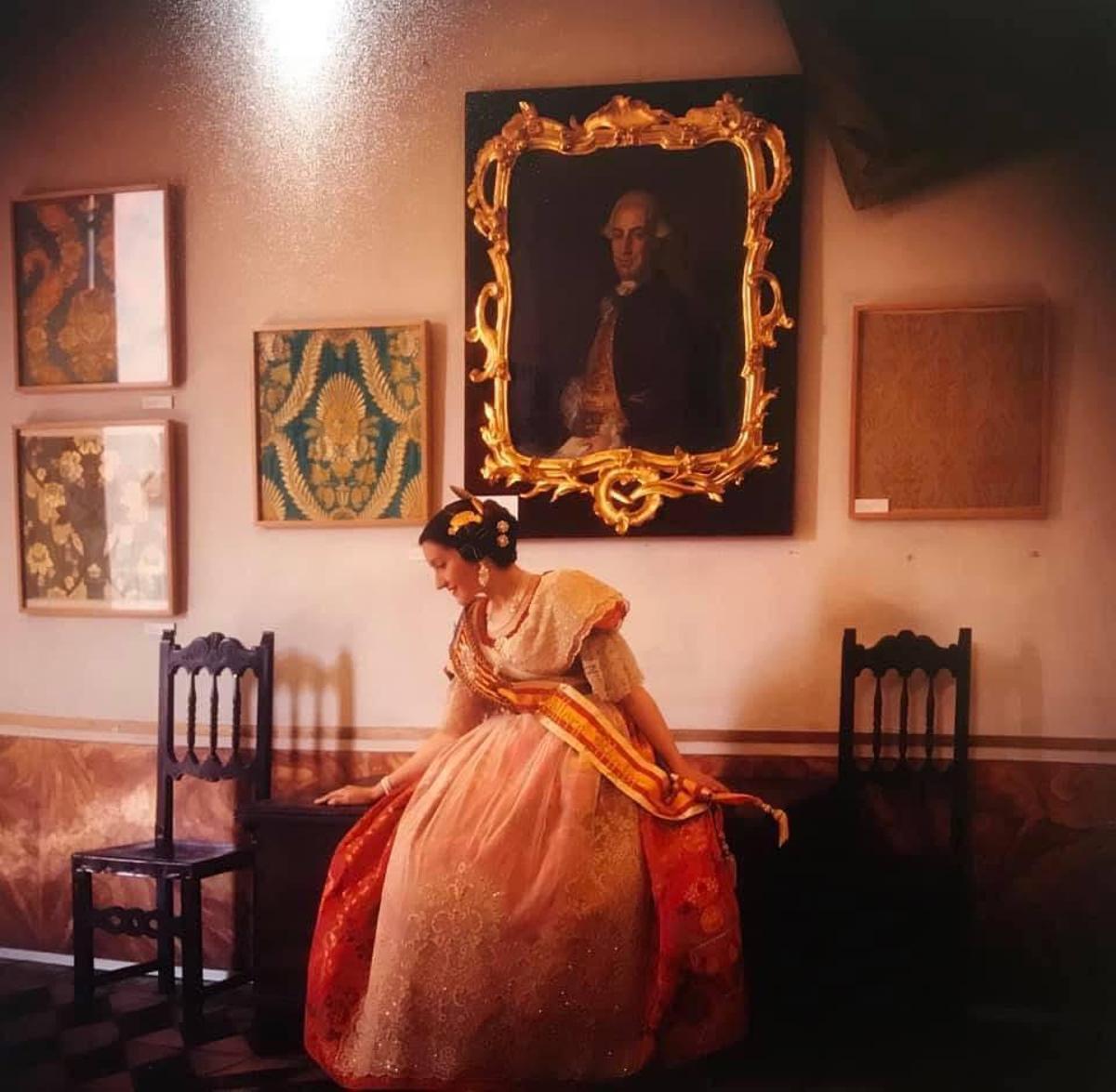 Macu Atienza hizo su reportaje fotográfico de Fallera Mayor de Els Velluters en el Colegio del Arte Mayor de la Seda antes de la restauración.