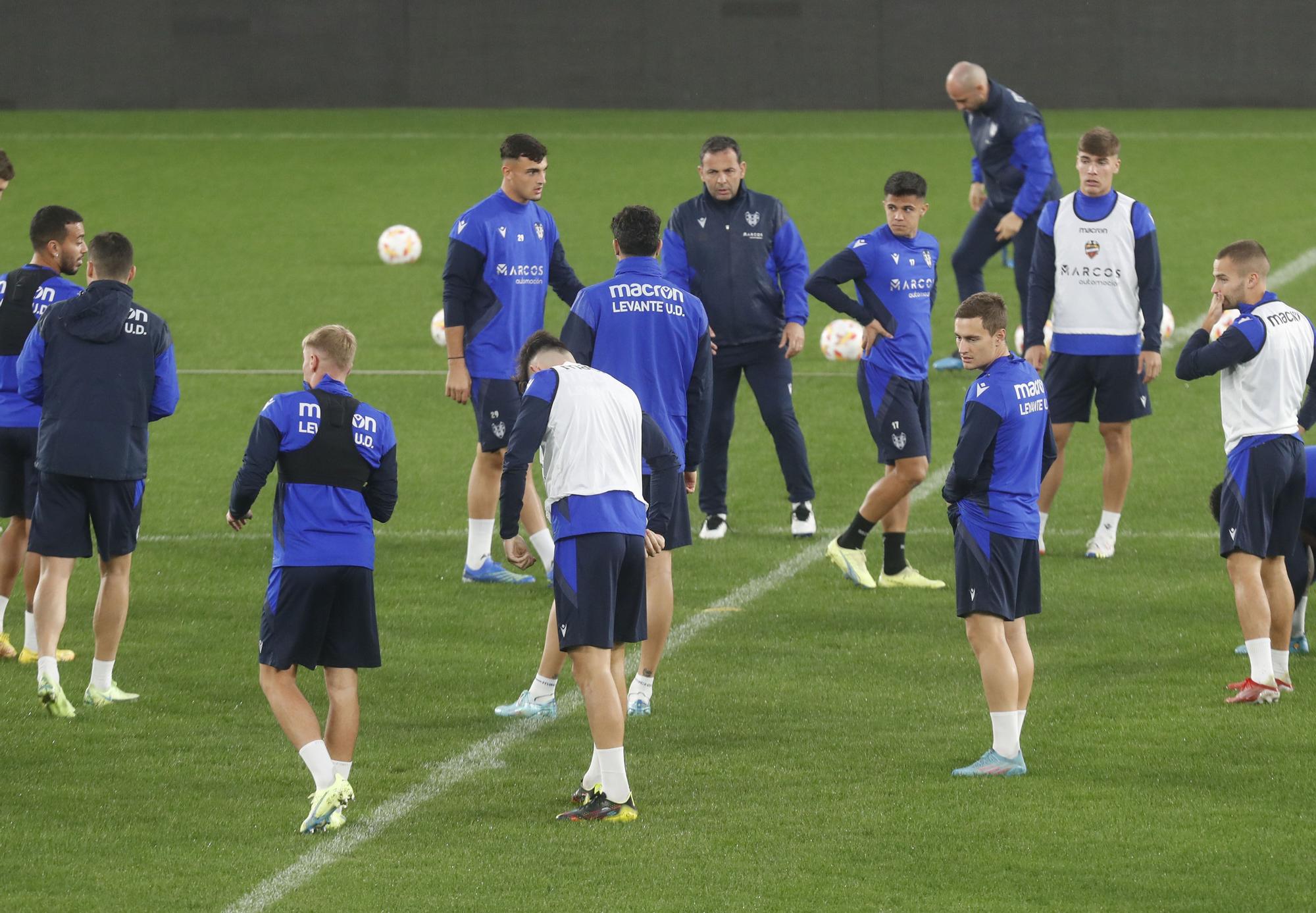 El Levante UD entrena en el Ciutat antes de viajar a Olot