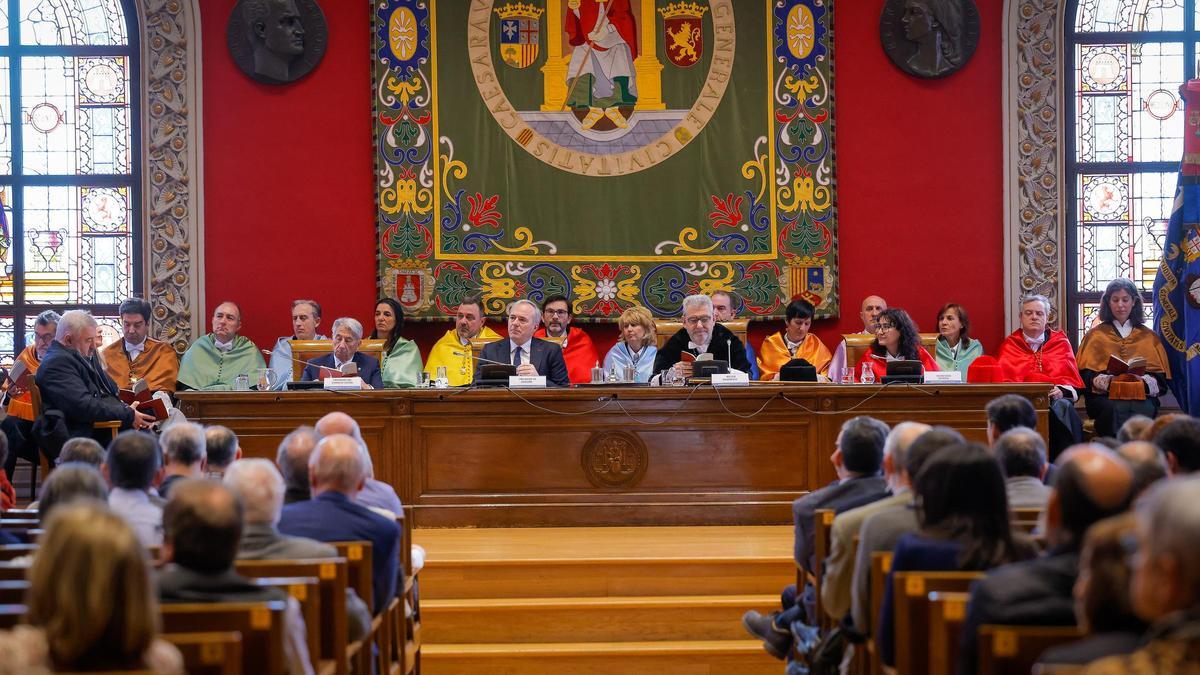 Acto solemne de la festividad de la Universidad de Zaragoza, con Azcón y Mayoral en el centro.