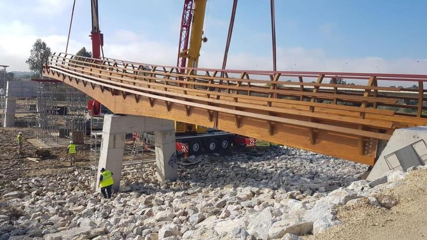 La pasarela de madera sobre el río Guadalhorce va tomando forma