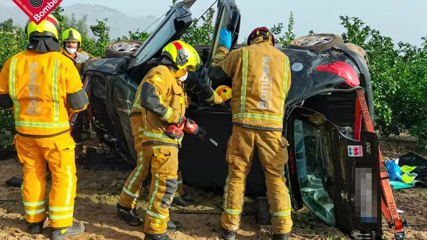 Los Bomberos excarcelan al conductor de un vehículo en Benidoleig