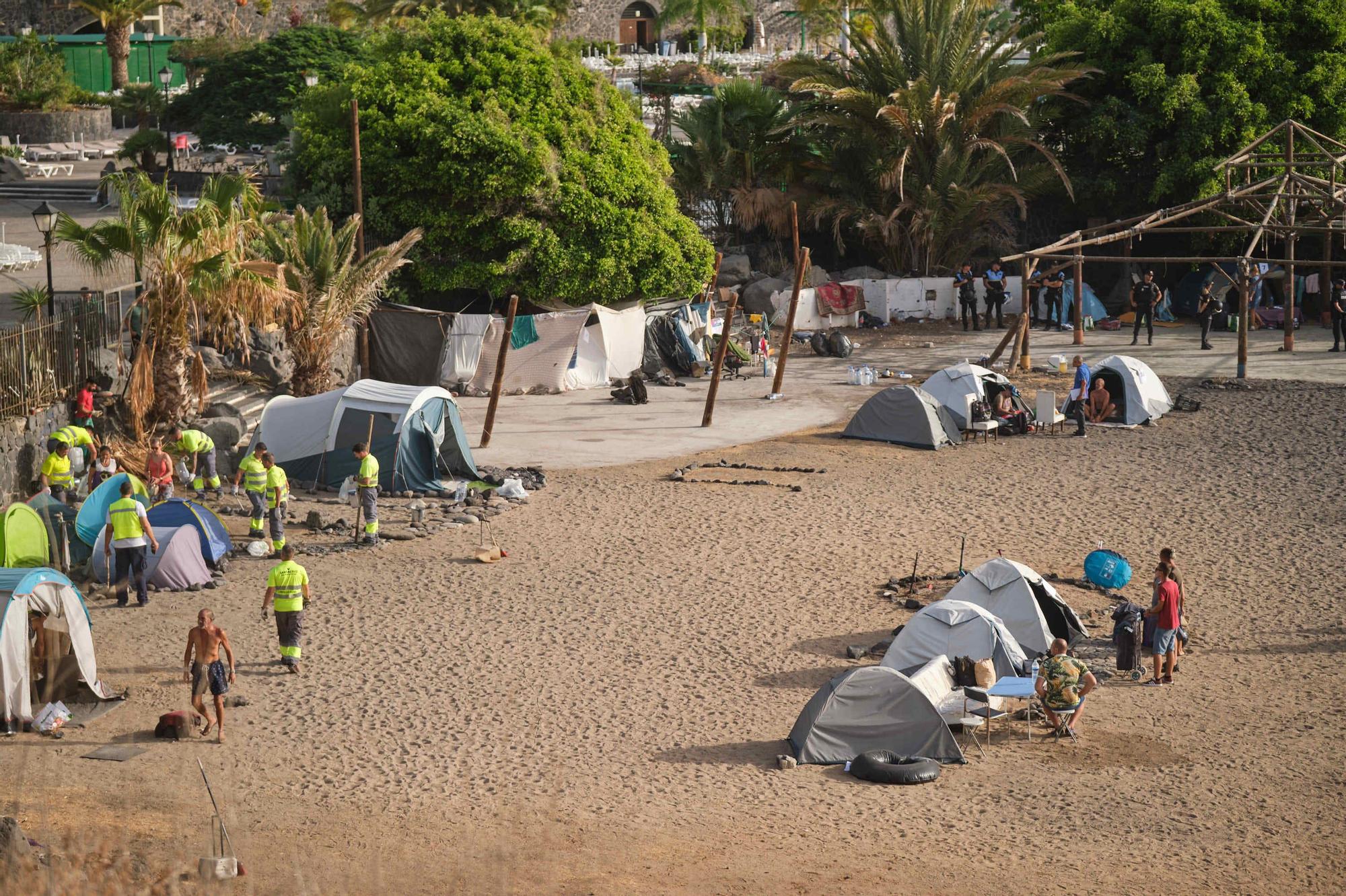 Retirada de casetas y enseres en la playa de la trasera del Parque Marítimo