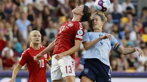 Irene Paredes intenta cabecear un balón en el partido ante Dinamarca