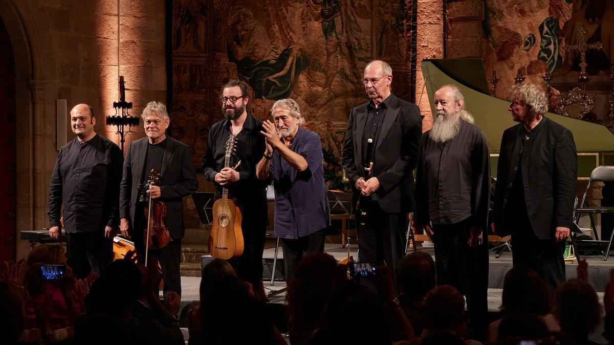 Jordi Savall, al bell mig, i els músics de Le Concert des Nations, agraint al públic que, dempeus, els aplaudia. Foto: TOTI FERRER