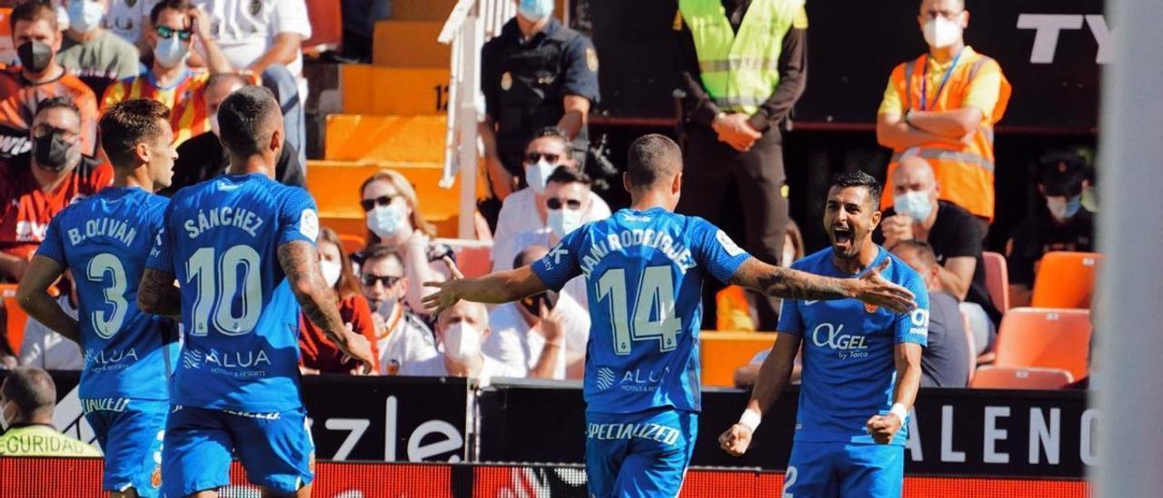 Los jugadores del Mallorca celebran el gol de Ángel.