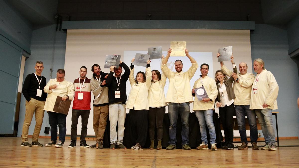 Els representants dels nous restaurants que han obtingut el reconeixement Slow Food Catalunya.