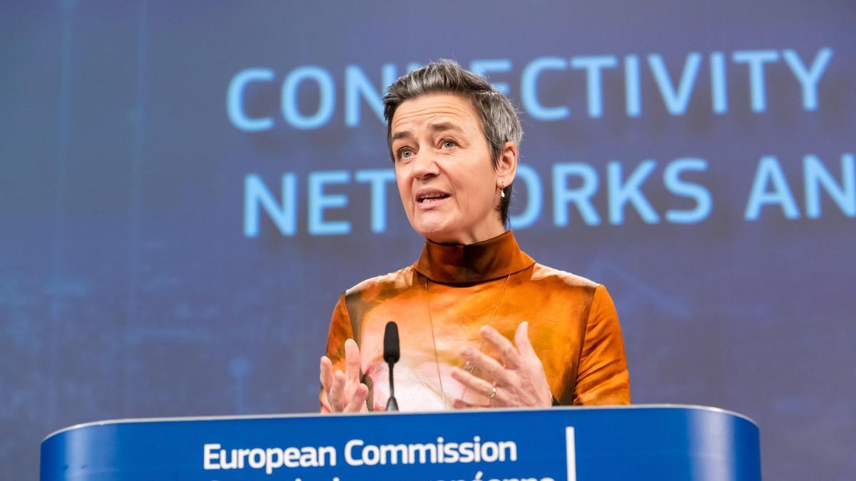 La vicepresidenta de la Comissió Europea, Margrethe Vestager, durant la roda de premsa en què ha presentat el Llibre Blanc sobre 'Com abordar les necessitats d'infraestructura digital d'Europa?'