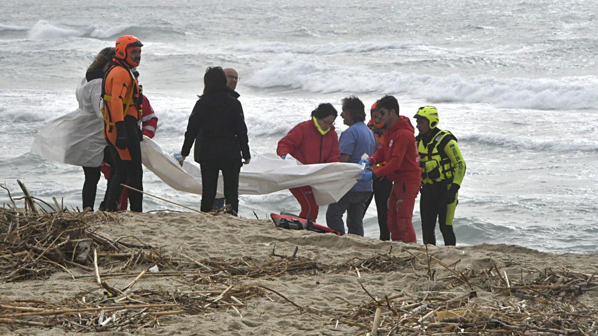 Al menos 40 personas han muerto, entre ellos varios niños, al naufragar una barca con 250 migrantes a bordo cerca de la costa de la región italiana de Calabria, en el sur del país. Decenas de cuerpos han sido encontrados en las playas de Steccato di Cutro, un balneario en la provincia de Crotone, y otros más han sido vistos en el mar.