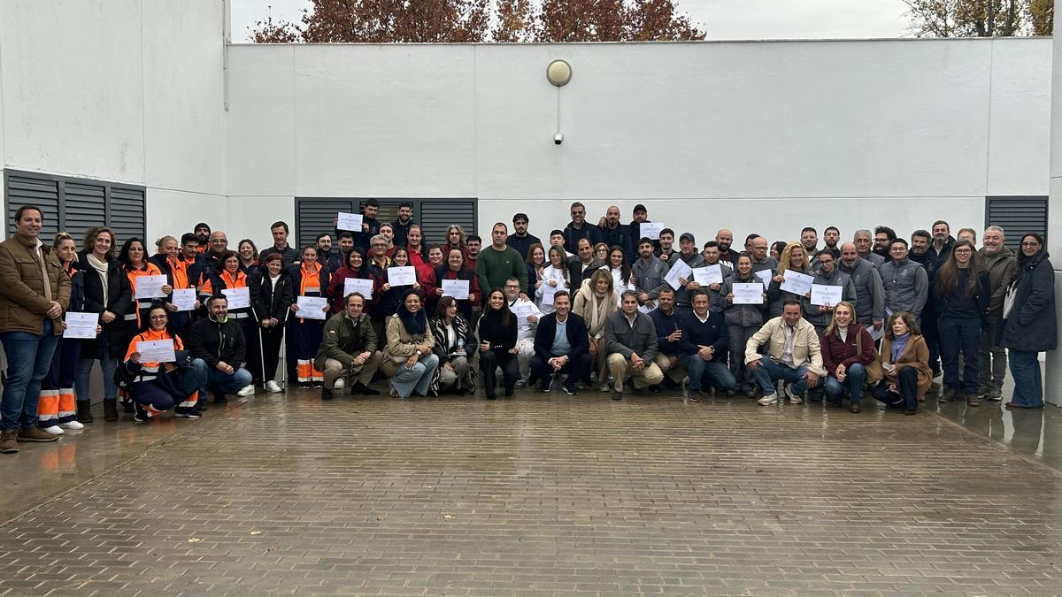 Alumnos, monitores y autoridades presentes en el acto de clausura del progrma Escala 'Fuerte de San Cristóbal'