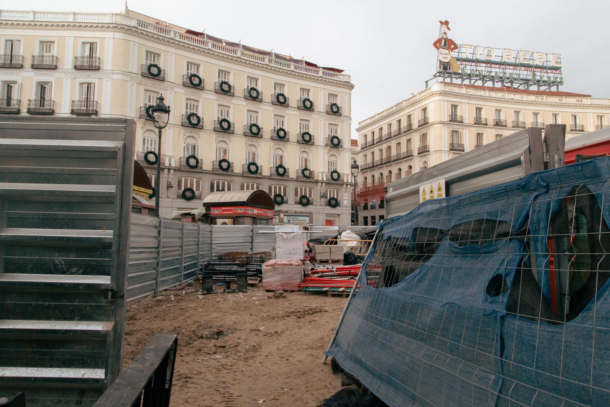 Obra actual de la Puerta del Sol con baldosas de granito de Granilouro