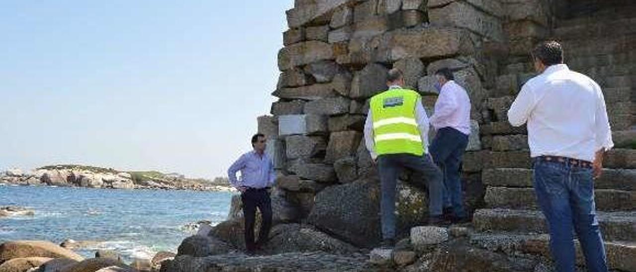 Martín y los técnicos en su visita al acantilado de la ermita. // FdV