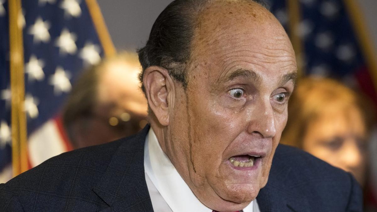 Una gota de sudor mezclada con tinte capilar cae por la cara de un alterado Giuliani, durante la rueda de prensa del jueves en Washington.