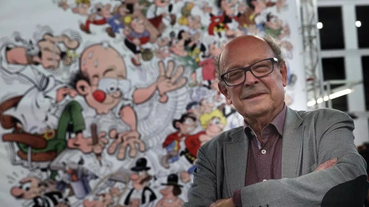 Francisco Ibáñez posa en su 80 cumpleaños ante sus creaciones