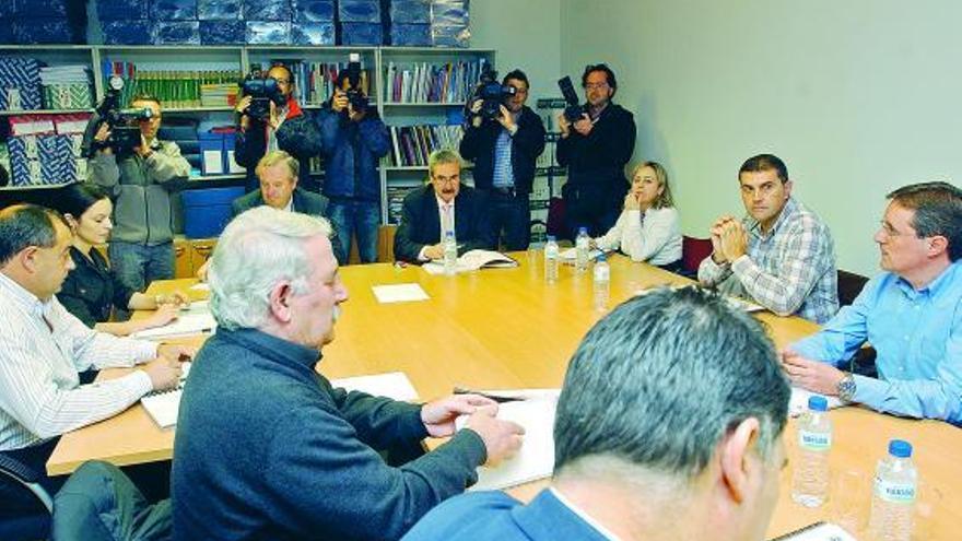 Los integrantes de la mesa de la minería, ayer, minutos antes del inicio de la reunión.