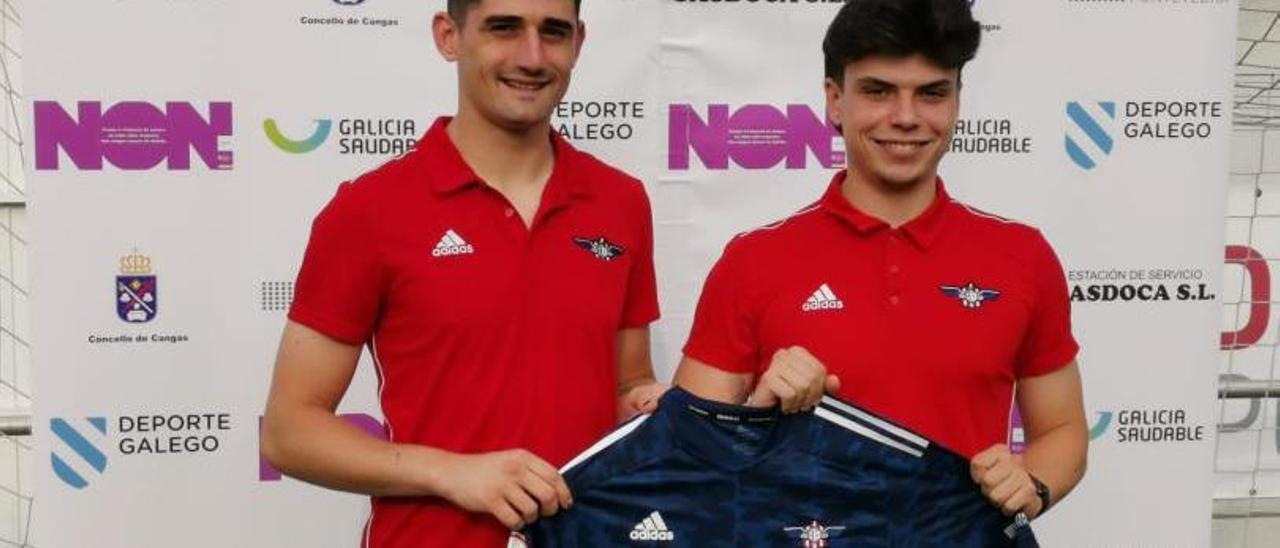 Andrés Álvarez y Jorge Guimeráns, ayer, posando con la segunda camiseta del Alondras. |  SANTOS ÁLVAREZ