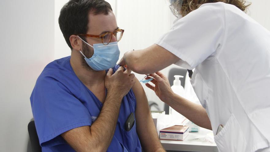 BALEARES.-Coronavirus.- Baleares pone la vacuna de la COVID-19 al 98% de los sanitarios de primera línea