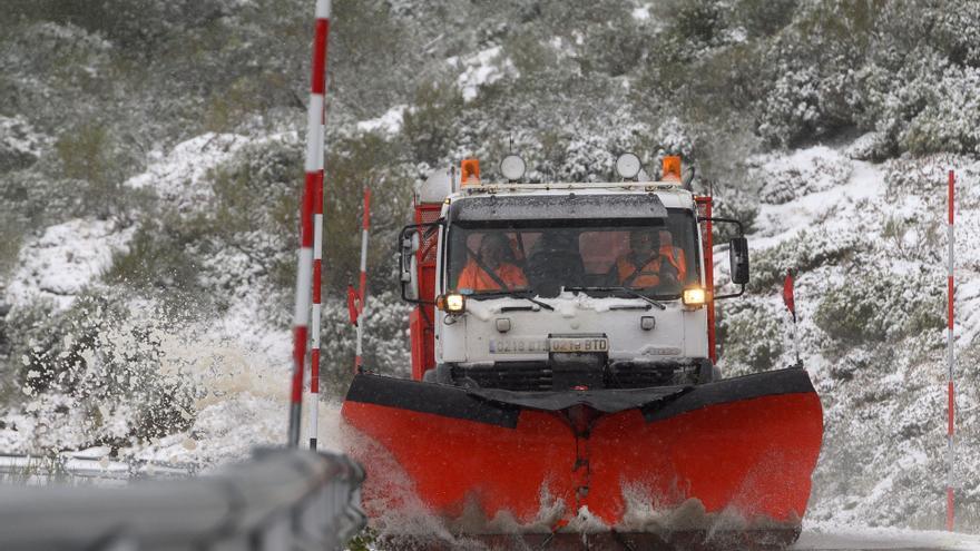 La nieve cierra 12 carreteras y obliga a cadenas en otras 40 de la zona norte