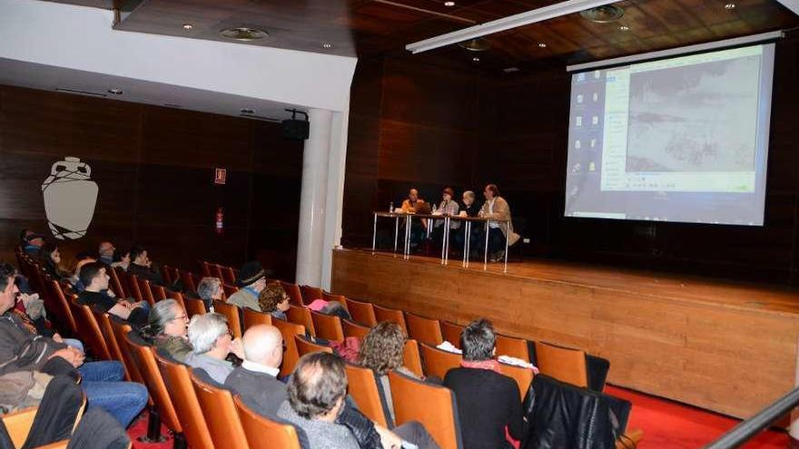 Un momento de la charla de ayer en Bueu, que se complementó con proyecciones. // G.Núñez