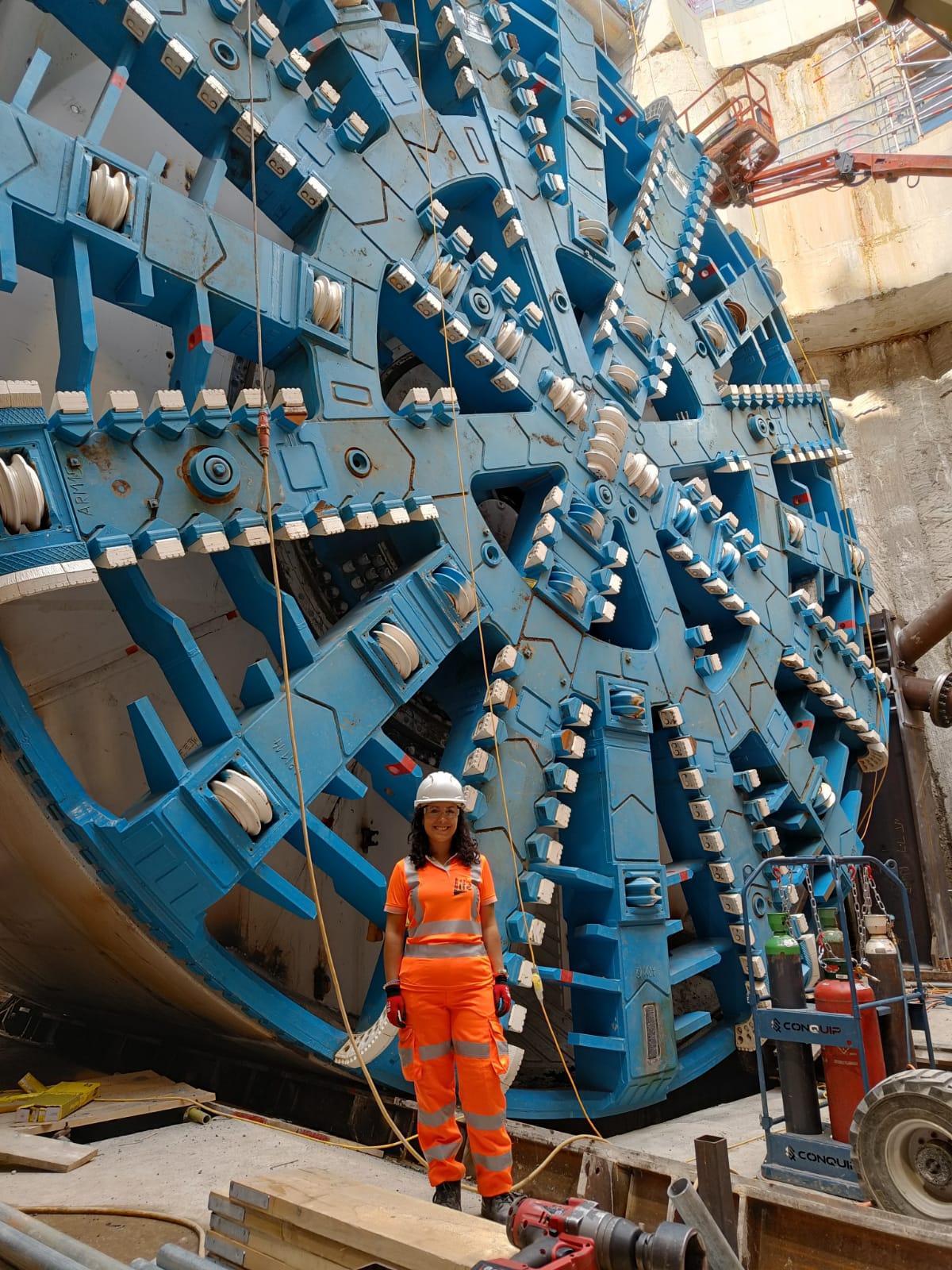 Ana Méndez, ante la cabeza de la tuneladora.