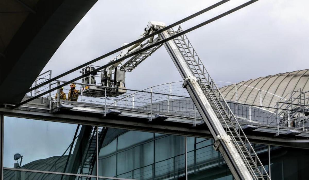 El temporal obliga a cerrar el tráfico aéreo en el aeropuerto de Alicante-Elche